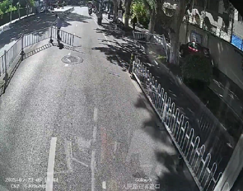 路遇受損隔離護(hù)欄 公交司機(jī)主動(dòng)出手除隱患